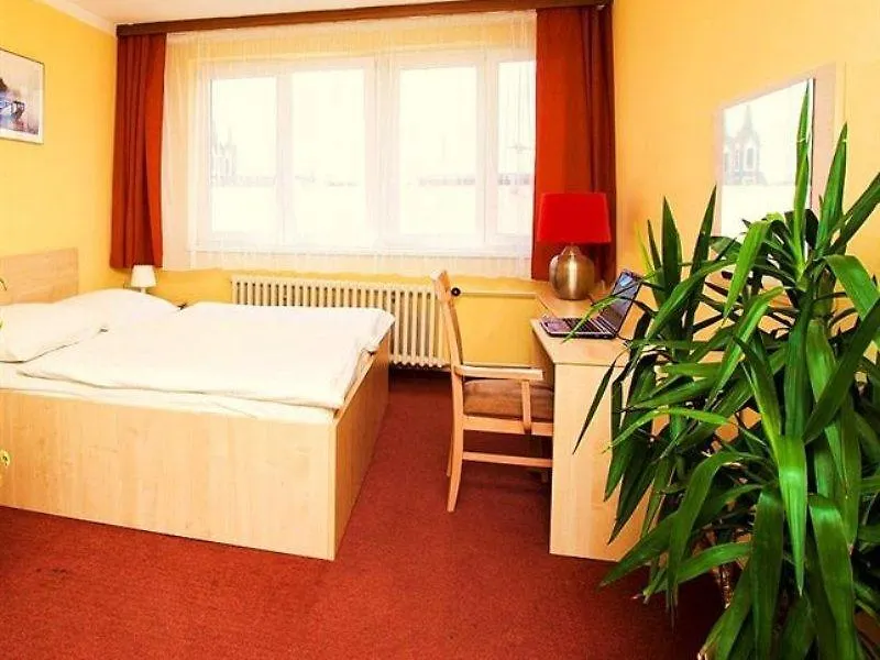 Charles Central Prague 3*,